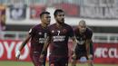 Pemain PSM Makassar, Zulham Zamrun dan Ferdinand Sinaga tampak kecewa usai gagal lolos ke final Zona ASEAN Piala AFC 2019 meski menang atas Becamex Binh Duong di Stadion Pakansari, Rabu (26/6). PSM menang 2-1 atas Becamex Binh Duong. (Bola.com/M Iqbal Ichsan)