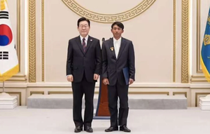 Nelayan Indonesia Sugianto bersama Presiden Korea Selatan Lee Jae Myung di Seoul, pada Jumat (2/1/2026). (Dok. Istimewa)