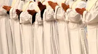 Para imam berdoa selama upacara penahbisan yang dipimpin Paus Fransiskus di Basilika Santo Petrus, Vatikan, Minggu (22/4). Paus Fransiskus mengingatkan para imam untuk selalu berbelas kasih. (AP Photo/Alessandra Tarantino)