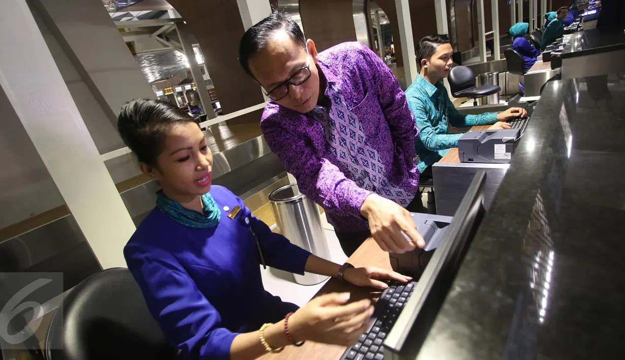 Dirut Garuda Indonesia, Arif Wibowo saat meninjau counter cek in Garuda Indonesia pada penerbangan perdana di Terminal 3 Bandara Soekarno Hatta, Tangerang, Selasa (9/8). (Liputan6.com/Immanuel Antonius). 