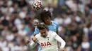 Bek Manchester City, Nathan Ake berebut bola udara dengan gelandang Tottenham Hotspur, Dele Alli pada pertandingan Liga Inggris di Stadion Tottenham Hotspur di London, Minggu (15/8/2021). Tottenham menang atas City lewat gol tunggal Son. (AP Photo/Ian Walton)