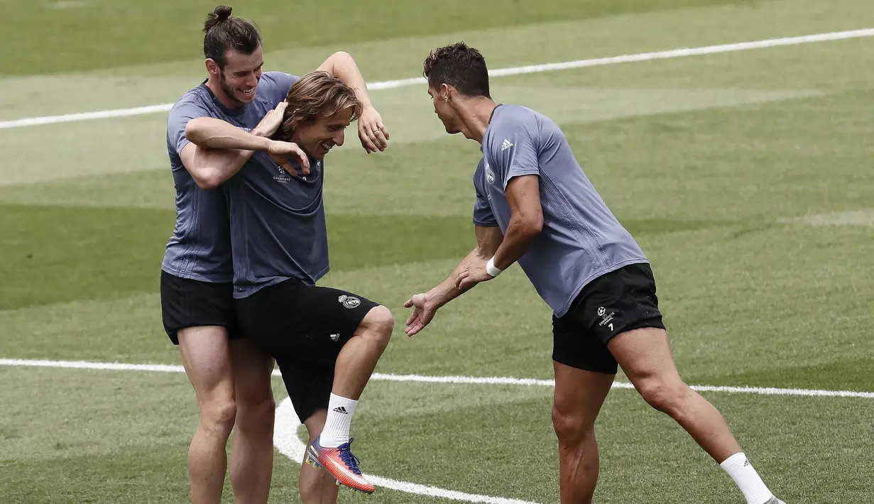 Pemain Real Madrid, Modric, Bale dan Ronaldo saat mengikuti sesi latihan jelang laga final Liga Champions di Madrid, Spanyol (30/05/3017). Di laga final nanti Real Madrid akan berhadapan dengan Juventus. (EPA/Mariscal)