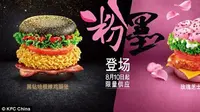 Uniknya burger terbaru dari KFC di China dengan menggunakan roti berwarna hitam dan pink mengundang perhatian masyarakat