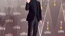 Jin Sun Kyu tampil di SBS Drama Awards 2023 mengenakan full black suit. [Foto: Instagram/jun_jaemin]