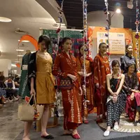 Melihat koleksi Sejauh Mata Memandang di Alun-Alun Indonesia