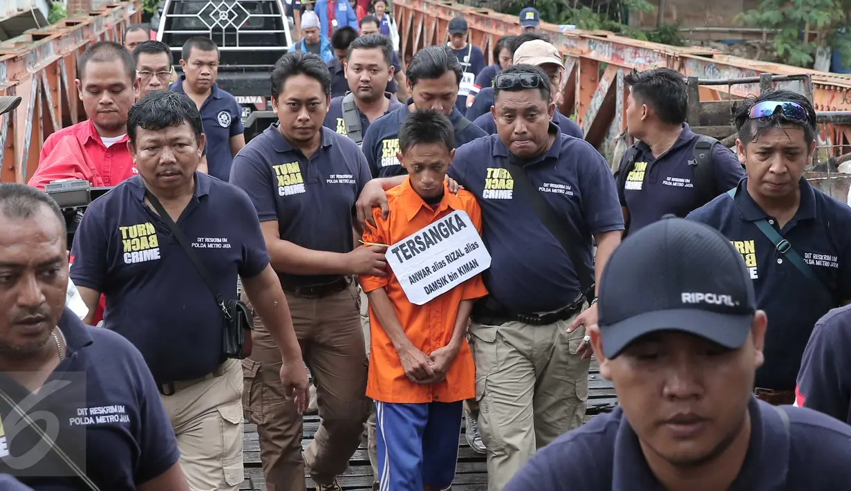 Polda Metro Jaya melakukan rekonstruksi kasus pembunuhan bocah 12 tahun, Adinda Anggia Putri dengan tersangka pembunuhan Anwar di Rusun Benhil, Jakarta, Minggu (29/11/2015). Rekonstruksi dilakukan sebanyak 36 reka adegan. (Liputan6.com/Angga Yuniar) 