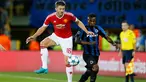 Gelandang MU Michael Carrick (kiri) saat berebut bola dengan Gelandang Club Brugge Claudemir saat pertandingan Play – Off  leg kedua Liga Champion di Stadion Jan Breydel, Bruges, Belgia, Rabu (26/8/2015). Mu menang dengan skor 4 – 0. (Reuters/Carl Recine)