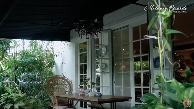 Potret Teras dan Taman di Rumah Yuni Shara