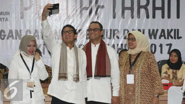 20160923- Gaya Anies dan Sandiaga Saat Mendaftar di KPUD-Jakarta- Immanuel Antonius
