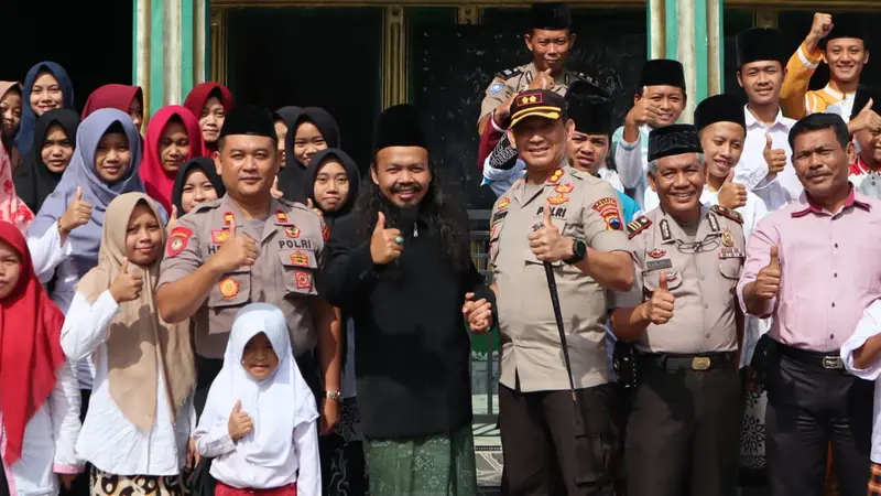 Kapolres Pemalang mengunjungi Ponpes Ali Nur Fuadiah. (Foto: Liputan6.com/Polres Pemalang/Muhamad Ridlo)