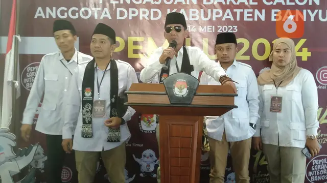 Ketua DPD Partai Gerindra Banyuwangi Naufal Badri memberikan keterangan pers setelah berkas bacalegnya ditolak KPU (Hermawan Arifianto/Liputan6.com)