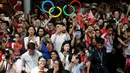 Ribuan warga Singapura mengabadikan momen kedatangan atlet renang peraih medali emas Olimpiade Rio Brasil Joseph Schooling saat parade kemenangan di Singapura (18/08). (REUTERS/Edgar Su)
