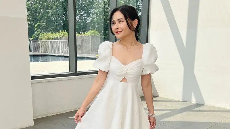 6 Gaya Manis Prilly Latuconsina Jadi Swifties Sejati Pakai Dress Mini Putih, Vibesnya Disebut Mirip Remaja SMP