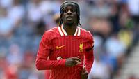 Bek Liverpool asal Belanda bernomor punggung 59, Jeremie Frimpong, terlihat dalam pertandingan persahabatan pramusim antara Preston North End dan Liverpool di Stadion Deepdale, Preston, Inggris barat laut, pada 13 Juli 2025. (Oli SCARFF/AFP)