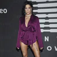 Penyanyi Halsey berpose saat tiba menghadiri Savage X Fenty Show yang disuguhkan oleh Amazon Prime Video di Barclays Center di Brooklyn, New York (10/9/2019). Halsey tampil seksi mengenakan gaun piyama sutra berwarna ungu dengan memamerkan tato di pahanya. (AP Photo/Evan Agostini)