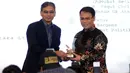 Ahmad Basarah (kanan) mewakili Ketua Umum PDIP Megawati Soekarnoputri menerima penghargaan Bhinneka Tunggal Ika Award 2017 di Jakarta, Senin (22/5). 12 tokoh nasional menerima penghargaan dari Lembaga Pemilih Indonesia. (Liputan6.com/Helmi Fithriansyah)
