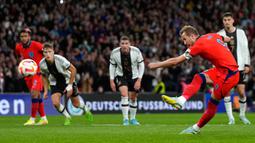 Pemain Inggris Harry Kane mencetak gol ke gawang Jerman dari titik penalti pada pertandingan sepak bola UEFA Nations League di Stadion Wembley, London, Inggris, 26 September 2022. Pertandingan berakhir imbang 3-3. (AP Photo/Alastair Grant)