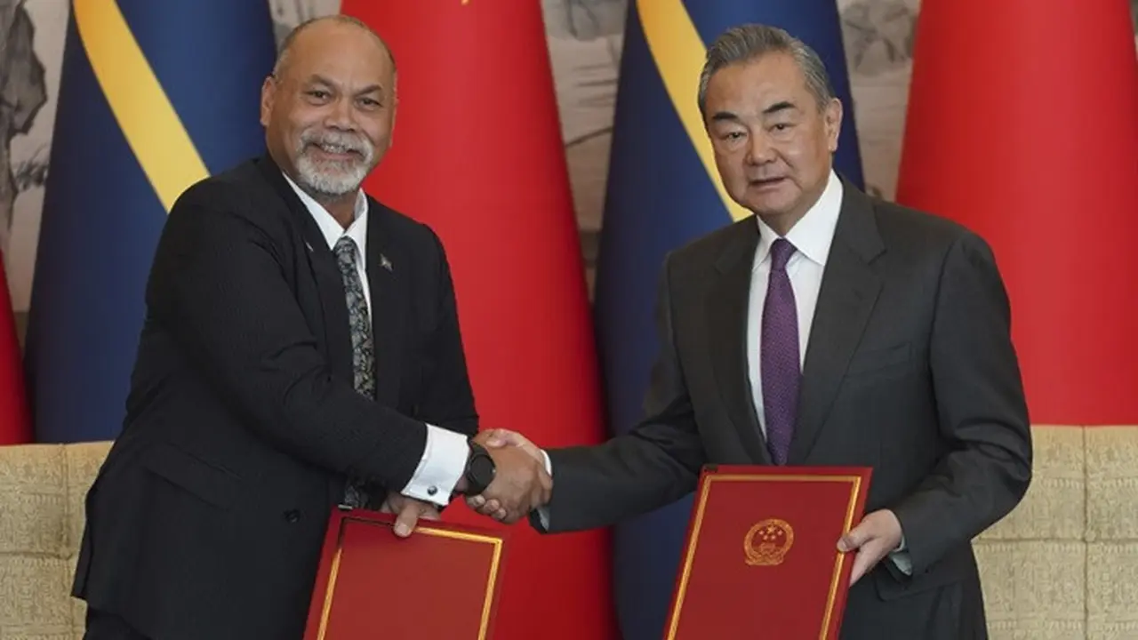Menlu China Wang Yi dan Menlu Nauru Lionel Aingimea