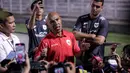Head of Scouting atau Kepala Pemandu Bakat Timnas Indonesia, Simon Tahamata memberikan keterangan di depan media saat latihan perdana di Jakarta menjelang Putaran Ketiga Kualifikasi Piala Dunia 2026 melawan China yang berlangsung di Stadion Madya, Kompleks Stadion Utama Gelora Bung Karno (SUGBK), Senayan, Jakarta, Senin (02/06/2025). (Bola.com/Bagaskara Lazuardi)