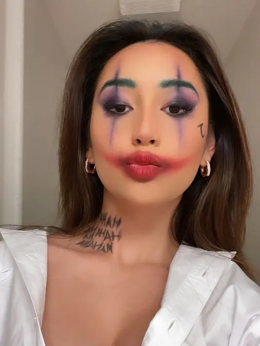 Ia juga sempat membuat pangling saat ikutan pesta Halloween. Ia menjadi Joker dengan gayanya yang seksi. [Instagram @chloexaviera]