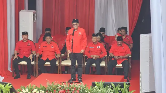 PDIP menggelar Upacara Pengibaran Bendera Merah Putih memperingati Hari Lahir Pancasila 1 Juni di halaman parkir Masjid At Taufiq, Lenteng Agung Jakarta Selatan, Minggu (1/6/2025).