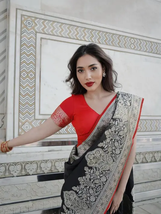 Pesona mencolok Laksmi mengenakan sari India juga didukung dengan makeup bernuansa bold [@laksmideneefe]