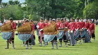 Ribuan warga Kabupaten Pekalongan, Jawa Tengah, disuguhkan penampilan pemuda pemudi yang tergabung dalam grup musik Angklung Rancak Bambu dan tari tradisional. (Liputan6.com/Fajar Eko Nugroho)