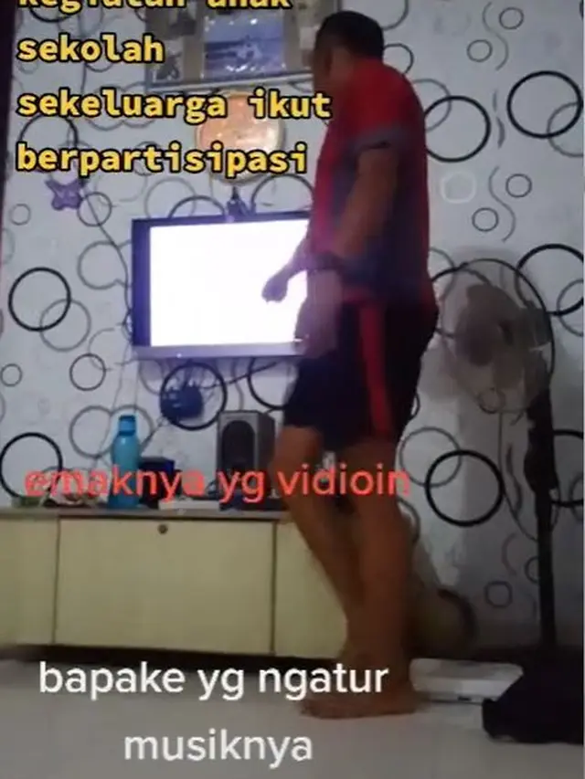 Momen Kocak Satu Keluarga Ajari Anak Sekolah Online, Gaya Sang Ayah Jadi Sorotan