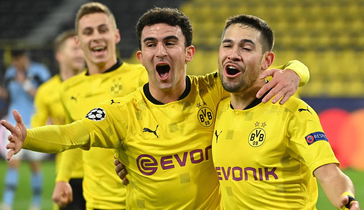 Bek Borussia Dortmund, Raphael Guerreiro (kanan) merayakan gol bersama rekannya, Mateu Morey, dalam laga lanjutan Liga Champions 2020/21 Grup F melawan Lazio di Signal Iduna Park Stadium, Dortmund, Rabu (2/12/2020) waktu setempat. Dortmund bermain imbang 1-1 dengan Lazio. (AFP/Ina Fassbender)
