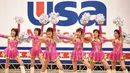 Cheerleader "Jepang Pom Pom" beraksi di Kejuaraan Nasional Cheerleader 2016 di Chiba, Jepang (26/3). Meski sudah lanjut usia, mereka tetap semangat dan enerjik. (AFP PHOTO / Toru Yamanaka)