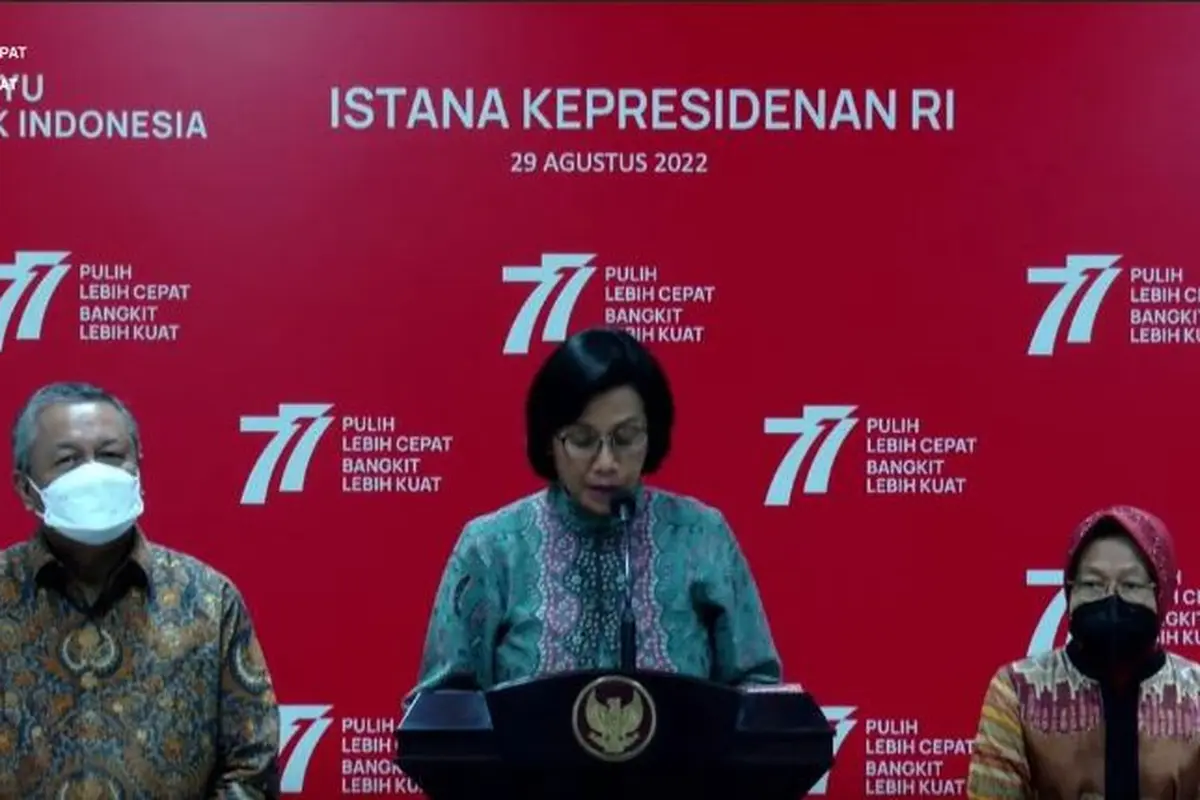 Keterangan Pers Menteri Keuangan Sri Mulyani, Menteri Sosial Tri Rismaharini dan Gubernur Bank Indonesia Perry Wajiyo mengenai tambahan bantalan sosial, Sein (29/8/2022).