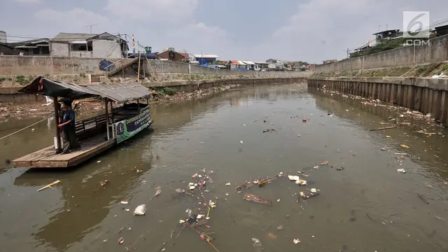 Kotor, Kali Ciliwung Dicemari Ribuan Ton Sampah