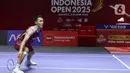 Pebulu tangkis tunggal putra Indonesia Jonatan Christie mengembalikan kok ke arah Lee Cheuk Yiu (Hong Kong) pada babak 16 besar Kapal Api Indonesia Open 2025 di Istora Senayan, Gelora Bung Karno, Jakarta, Kamis (5/6/2025). (Liputan6.com/Herman Zakharia)