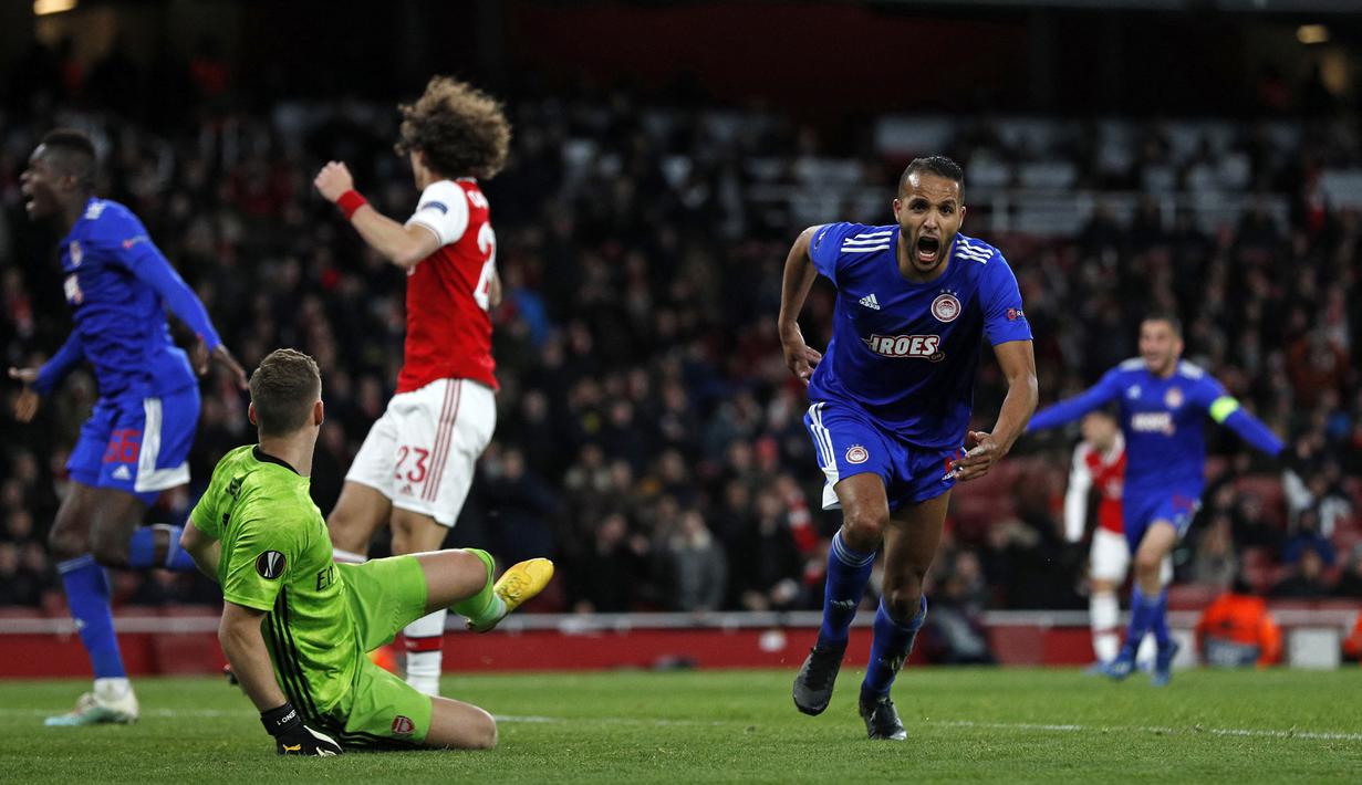 Selebrasi striker Olympiakos, Youssef El-Arabi (kanan) setelah menjebol gawang Arsenal pada laga leg kedua babak 32 besar Liga Europa 2019/2020 di Emirates Stadium, London (27/2/2020). Arsenal disingkirkan Olympiakos pada ajang Liga Europa 2017/2018 yaitu pada babak 32 besar. Pada leg pertama Arsenal menang 1-0 di kandang Olympiakos (20/2/2020), namun pada leg kedua di Emirates Stadium The Gunners menyerah 1-2 lewat perpanjangan waktu. (AFP/Adrian Dennis)