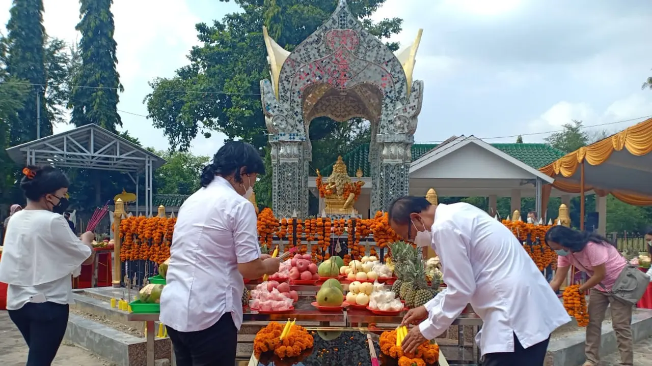 Ritual sembahyang dan merayakan Hari Ulang Tahun (HUT) Se Mien Fo  pada 9 November 2021 di Klenteng Tuban. (Ahmad Adirin/Liputan6.com)