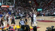 Golden State Warriors berhasil mengalahkan Miami Heat dengan skor 123 vs 95 dalam lanjutan NBA 2017-2018.