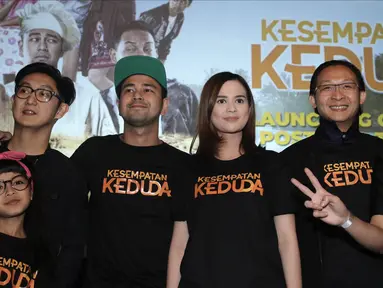 Para pemain film Kesempatan Keduda berpose saat peluncuran trailer dan poster di Jakarta, Senin (10/9). Poster film ini menampilkan warna cerah dan foto pemain utama yatu Raffi Ahmad, Zizan Razak, dan Cut Meyriska. (Liputan6.com/Herman Zakharia)