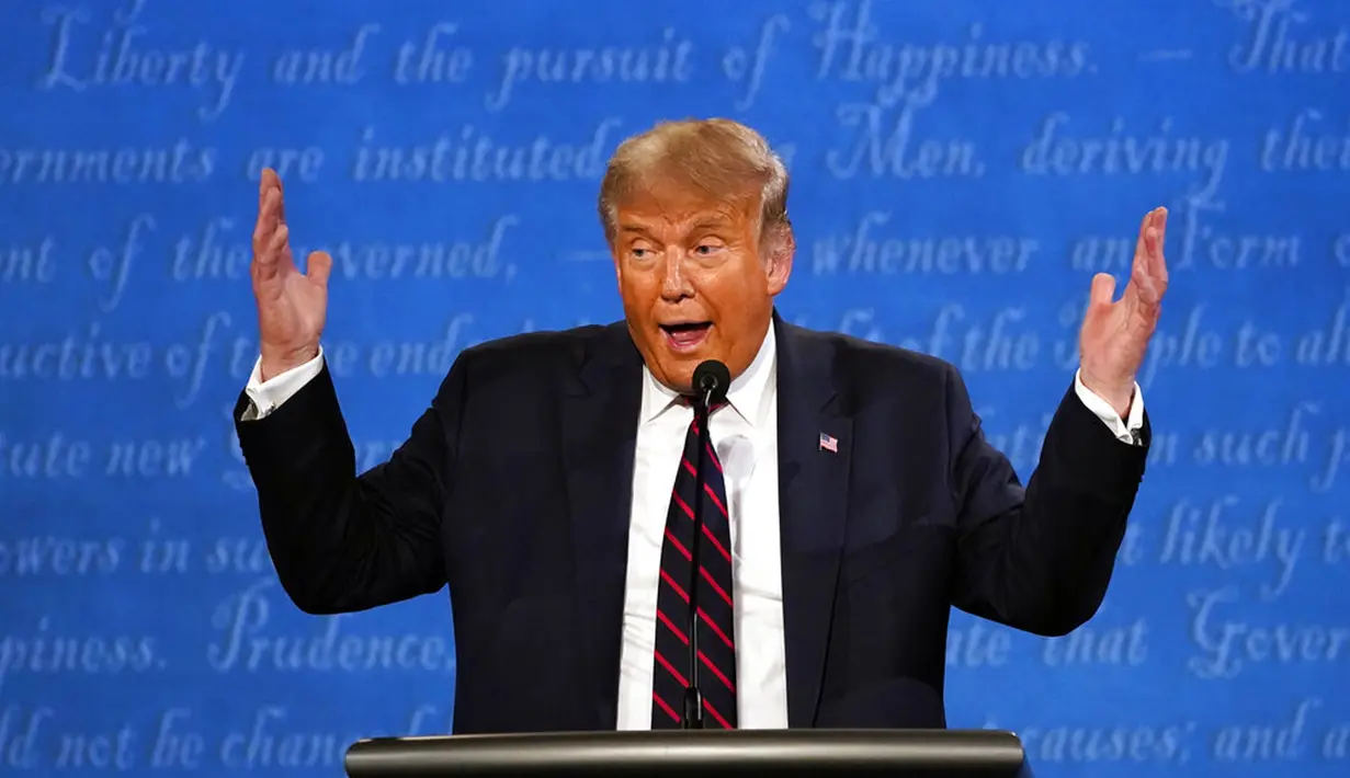 Presiden Donald Trump berbicara selama debat presiden pertama dengan calon presiden dari Partai Demokrat, mantan Wakil Presiden Joe Biden di Case Western University and Cleveland Clinic, Cleveland, Ohio, Selasa (29/9/2020). (AP Photo/Julio Cortez)