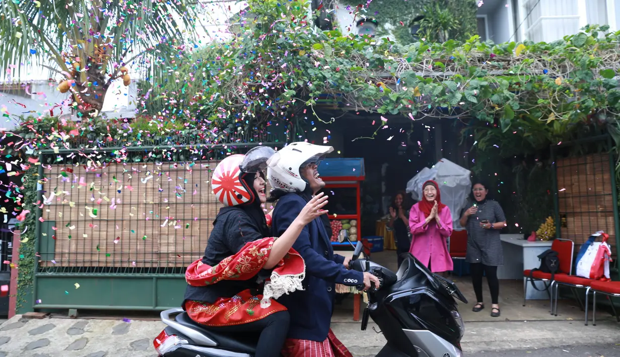 "Sekarang kita berangkat naik motor ke KUA" ujar Ria Irawan saat akan berangkat ke Kantor Urusan Agama dalam tayangan lagsung di Facebook. (Adrian Putra/Bintang.com)
