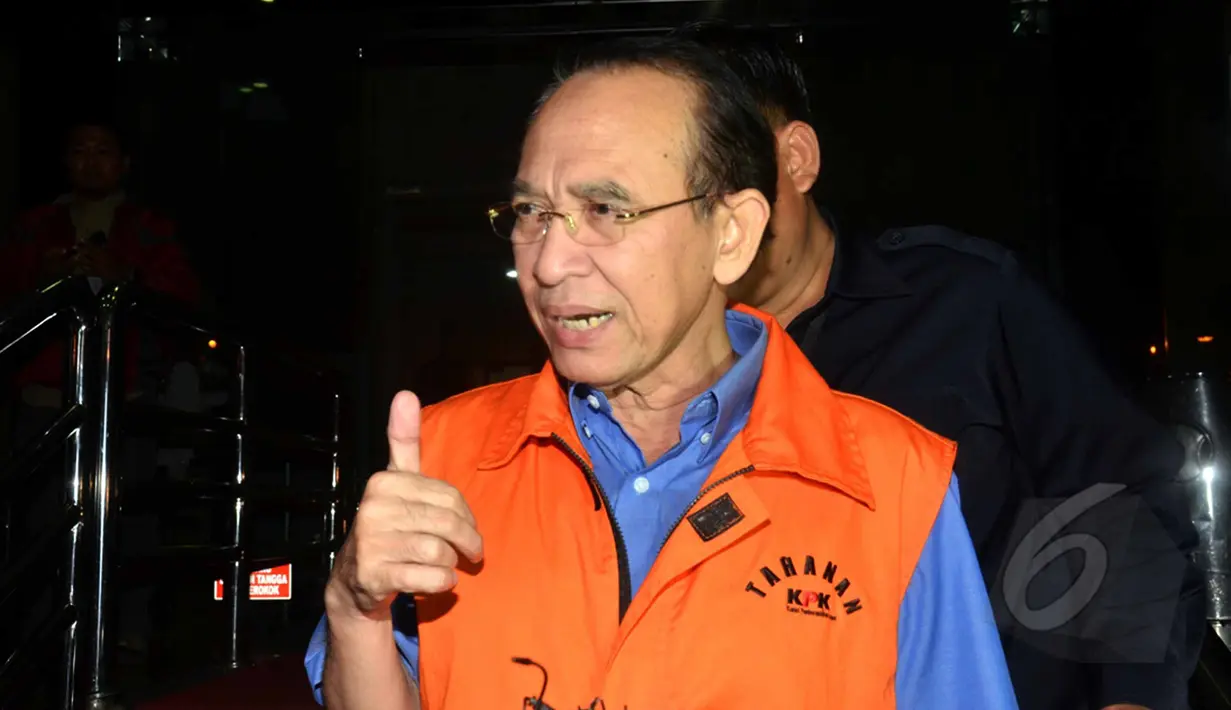 Mantan Menag Suryadharma Ali seusai menjalani pemeriksaan di KPK, Jakarta, Selasa (28/4/2015). SDA diperiksa sebagai tersangka dalam kasus dugaan korupsi penyelenggaraan haji di Kementerian Agama tahun 2012-2013. (Liputan6.com/Helmi Afandi)
