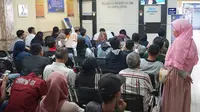 Warga mengantre saat membuat Surat Izin Mengemudi (SIM) di Satlantas Polresta Depok, Jawa Barat, Senin (1/7/2019). Polresta Depok menggratiskan pembuatan SIM baru dan perpanjangan bagi warga yang berulang tahun pada 1 Juli atau bertepatan dengan HUT ke-73 Bhayangkara. (Liputan6.com/ImmanuelAntonius)