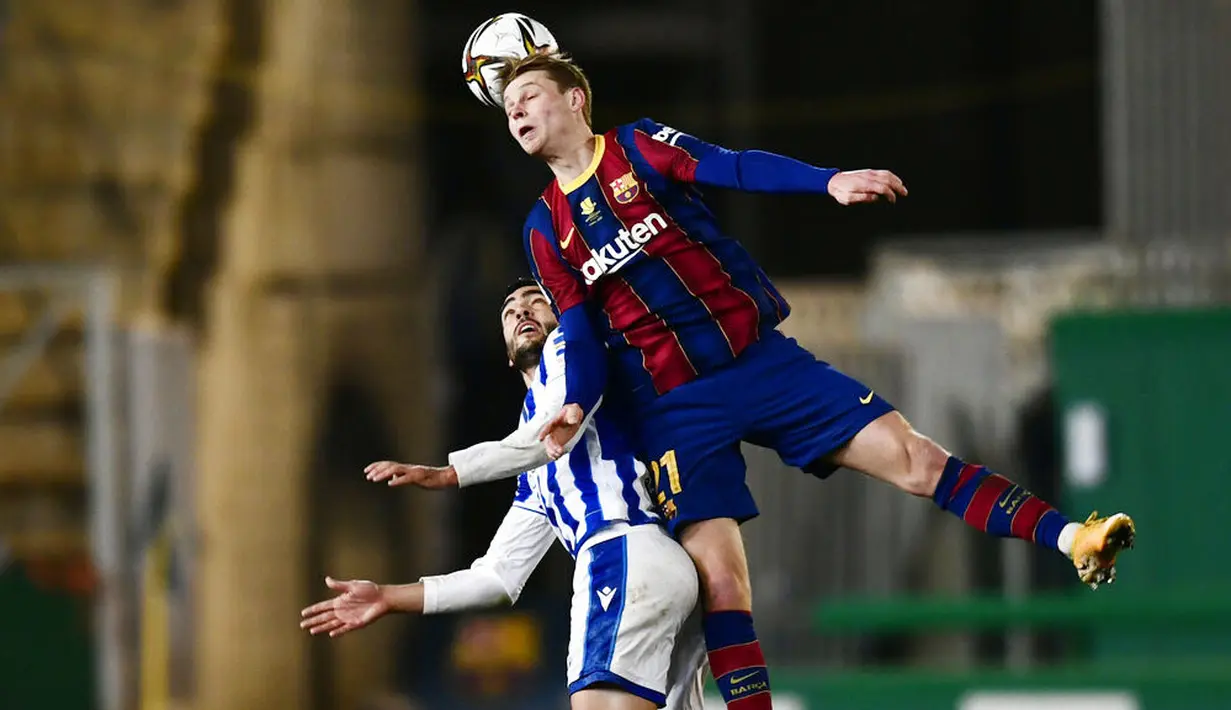 Gelandang Barcelona, Frenkie de Jong, duel udara dengan pemain Real Sociedad, Mikel Merino, pada laga semifinal Piala Super Spanyol di Stadion Nuevo Arcangel, Rabu (13/1/2021). Barcelona menang adu penalti dengan skor 3-2. (AP/Jose Breton)
