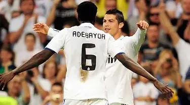 Keceriaan Emmanuel Adebayor (kiri) dan Cristiano Ronaldo pada partai pamungkas La Liga 2010-2011 di Santiago Bernabeu, 21 Mei 2011. AFP PHOTO/DANI POZO