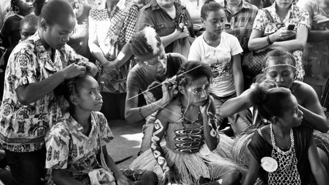 Potret proses anyam rambut khas Papua yang dibagikan Agnez Mo. (dok. Instagram @agnezmo/https://www.instagram.com/p/B1B95G3JgZh/Putu Elmira)