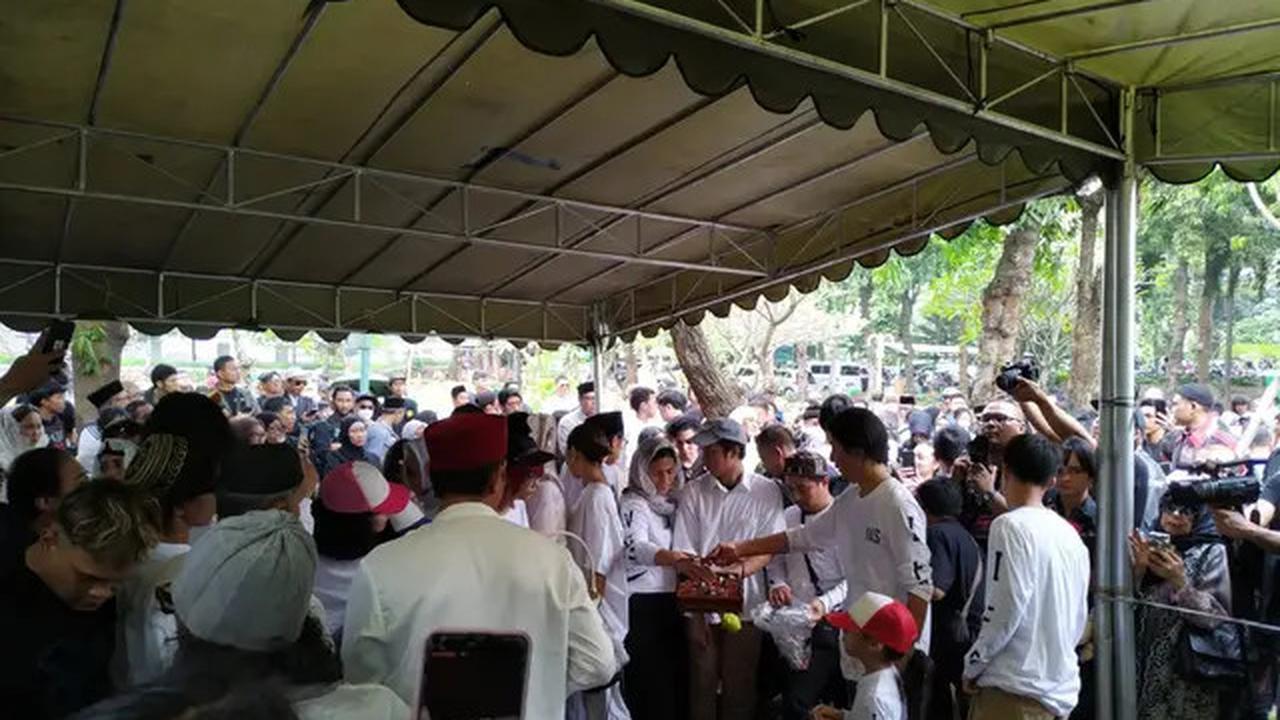 Bimbim Slank Turun ke Liang Lahad, Melepas Bunda Iffet untuk Selamanya