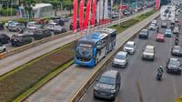 Sebuah Bus TransJakarta melintas di jalur Busway Jalan Sudirman, Jakarta, Selasa (31/1/2023). Kepala Dishub DKI Jakarta Syafrin Liputo mengatakan pihaknya masih melakukan evaluasi terhadap pemanfaatan tarif integrasi yang sekarang sudah dijalankan. (Liputan6.com/Angga Yuniar)