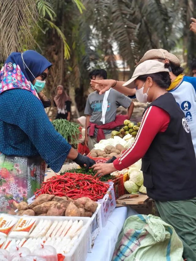 Senyum Ibu-ibu Korban Banjir Bandang Aceh Dapat Jatah di Lapak Sayur Galia, dari Wortel hingga Telur