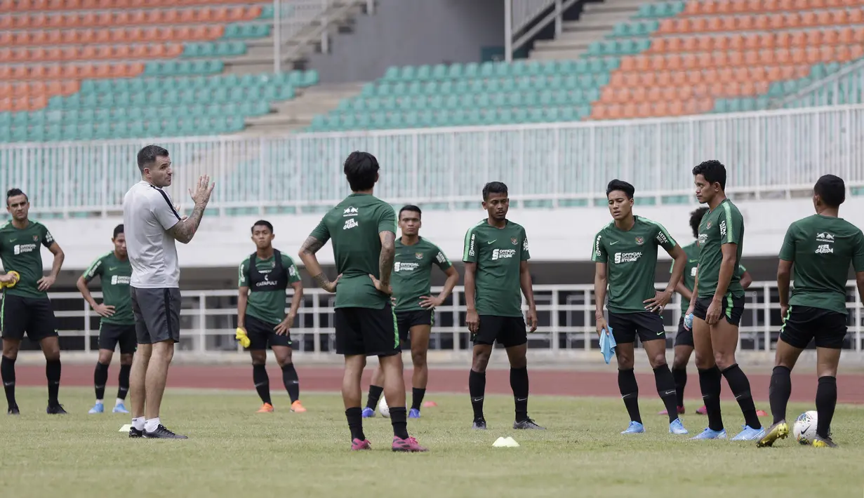 Pelatih Timnas Indonesia, Simon McMenemy, memberikan arahan kepada pemainnya saat sesi latihan di Stadion Pakansari, Bogor, Sabtu (24/8). Latihan ini merupakan persiapan jelang laga kualifikasi Piala Dunia 2020. (Bola.com/Yoppy Renato)