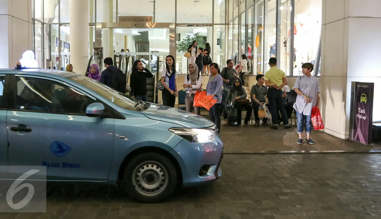 Sebuah taksi bersiap mengantarkan penumpang di Senayan  City, Jakarta, Rabu (23/3). Manajemen Blue Bird memberikan layanan taksi reguler gratis di Jakarta dan sekitarnya. (Liputan6.com/Yoppy Renato)