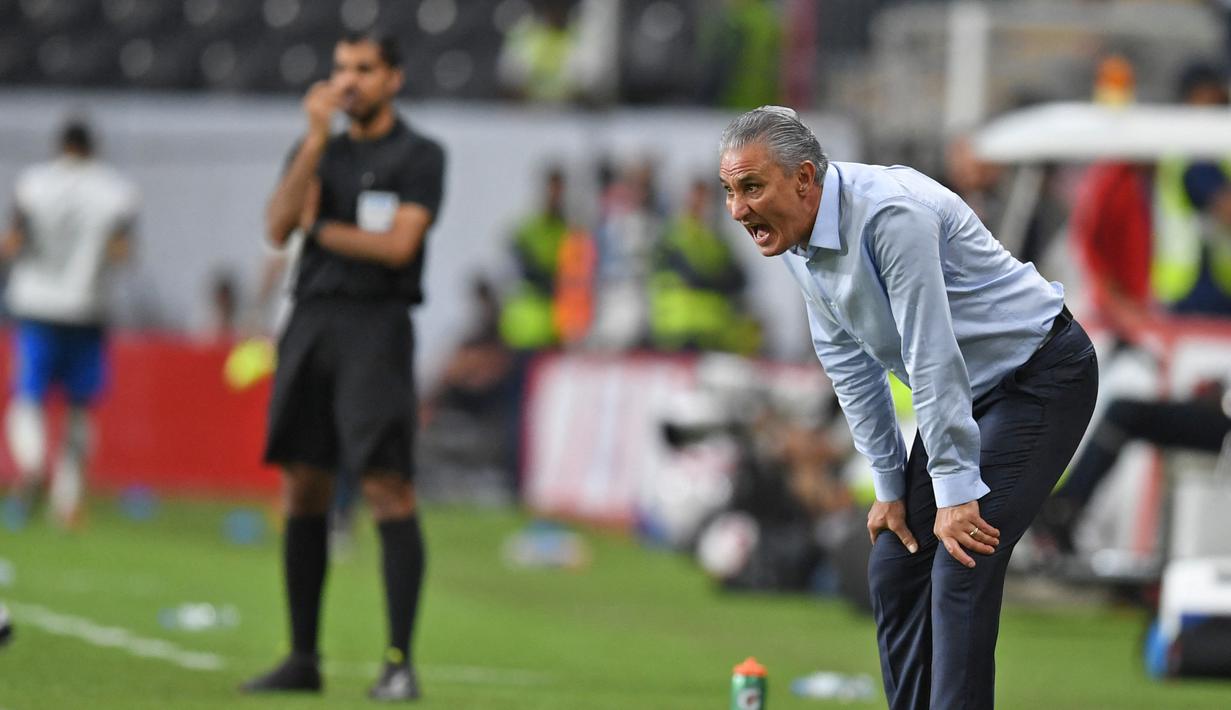 Adenor Leonardo Bacchi, biasa dipanggil Tite, adalah seorang pelatih  tim nasional Brasil. Tite yang tahun ini menginjak usia 60 tahun berhasil membawa Tim Samba berlaga di Piala Dunia 2022 dan tergabung di Grup G bersama Swiss, Serbia, dan Kamerun. (AFP/Karim Sahib)